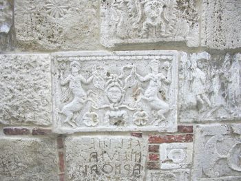 Montepulciano Palazzo Bucelli, lapidi e iscrizioni etrusche 