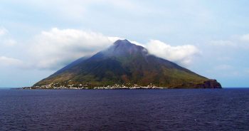 Vulcani Stromboli veduta-dal-mare