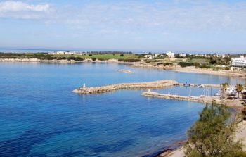 Cipro-Il-mare-azzurro-e-la-spiaggia-di-Coral-Bay