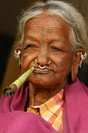 Orissa Donna anziana del popolo di Adivasi