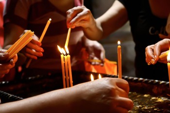 Armenia Yerevan, accensione candele votive (ph. Mario Negri © Mondointasca.it)