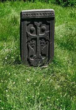 Armenia Yerevan monolite in pietra con croce (ph. Mario Negri © Mondointasca.it)