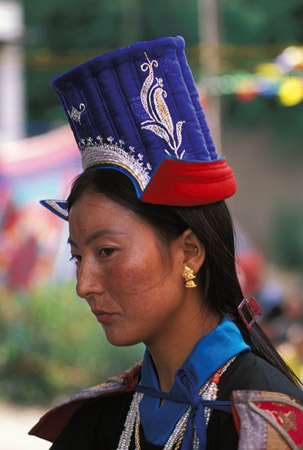 Donna con il tipico copricapo durante la Festa dell'arciere di Leh in Ladakh. <br srcset=