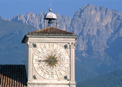 Belluno, Palazzo dei Rettori e gruppo Schiara (Foto: Francesco Sovilla)