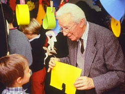 Bruno Munari, Giocare con la puntatrice, al Laboratorio di Beba Restelli, 1994