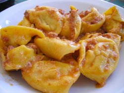 Cappellacci di zucca al pomodoro