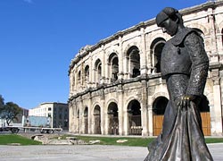L'Arena di Nimes con la statua di Nimeño II