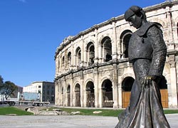 La statua del torero davanti all'arena di Nîmes