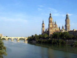 La cattedrale El Pilar e il ponte sul fiume Ebro