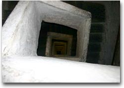 sotterranea La scala in cemento scende nel sottosuolo