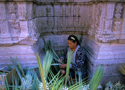 Una donna all'ombra della cattedrale di Zacatecas