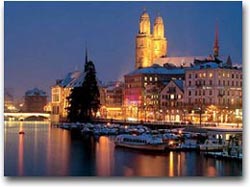 Zurigo bagnata dal fiume Limmat con la Grossmuenster Cathedral illuminata (Foto:Zuerich Tourism)