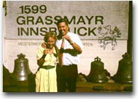 Johann Grassmayr e signora brindano al termine di una fusione