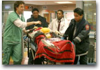 Il dottor John Carter (Noah Whyle) in una scena d'emergenza al Pronto Soccorso