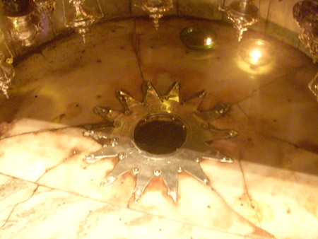 La Grotta della Natività con la stella d'argento che indica il luogo dove è nato Gesù