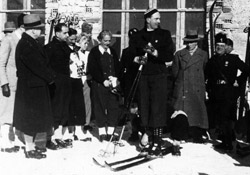 1937, Il Principe di Piemonte si appresta a compiere la discesa inaugurale sulla pista 