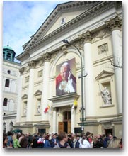 L'immagine di Papa Wojtyla sulla facciata della chiesa di Sant'Anna