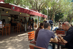 Tel Aviv, il futuro dietro le spalle 1 Uno dei localini sempre affollati in Sderot Rotschild