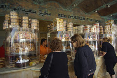 In questo forno di Jaffa pane e diversi tipi di focaccia sono cotti sotto gli occhi dei clienti