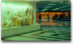 Atene, Olimpiadi in arrivo 2 Statue greche alla fermata Acropoli