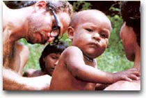 Yanomami Un missionario cura un bambino