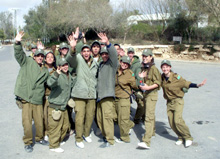 Un gruppo di ragazzi in divisa militare