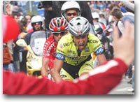 Stefano Garzelli, 30 anni, prima vittoria al Giro 2004