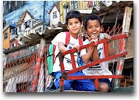 Bambini a Rocinha, una delle favelas più grandi di Rio