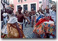 Balli a ritmo di samba nelle strade di Salvador da Bahia