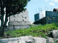 Sarajevo Memorie di guerra: colpi di sparo sulle lapidi al cimitero