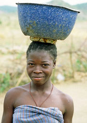 Camerun Ragazza di un villaggio sulla via per Foumban (Foto:Gary Cook/Alamy)