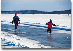 Pattini ai piedi sul lago Kallavesi (Foto:Kuopio Tourist Service)