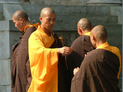 Monaci buddisti nel monastero di Shaolin