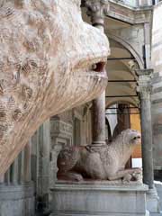 LEONE I due leoni di pietra all'entrata del Duomo di Cremona