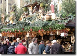 Per le bancarelle a caccia di regalini (Foto:Stuttgarter Weihnachtsmarkt)