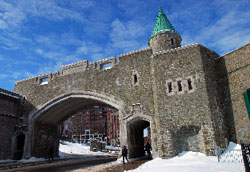 La Porte Saint Jean è una delle porte che si aprono fra le mura che ancora circondano la Haute Ville