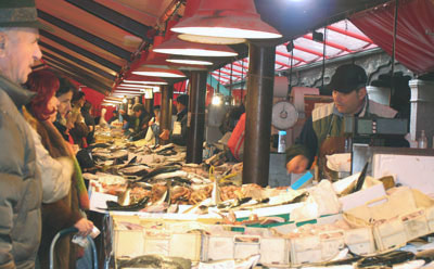 
Chioggia. All’interno del mercato su una quarantina di banchi viene esposto il meglio del pescato della laguna.
