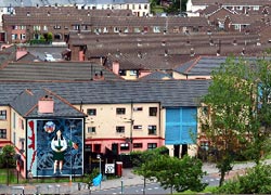 Il quattriere cattolico Bogside visto dalle fortificazioni