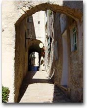 Passaggi stretti nel borgo antico