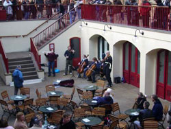 Musicisti si esibiscono nella galleria inferiore