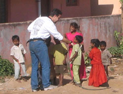 Bangalore Insieme ai bambini indiani nella periferia di Bangalore