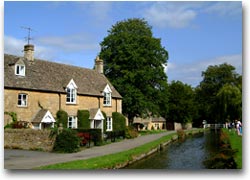 Una serie di cottage in pietra calcarea nel villaggio Lower Slaughter (Foto: britainonview/ Tony Pleavin)