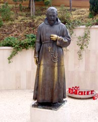 Padre Pio sul sagrato di una chiesa a San Giovanni Rotondo