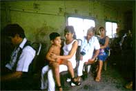 Treno rosso Campesinos, ex soldati, mamme e bambini...
