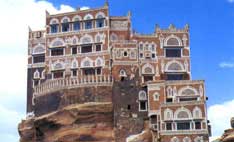 velo Una casa torre sulla roccia a Sana'a