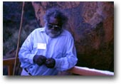 aborigeni Ayers Rock, aborigeno (tribù Arrente) divenuto guida turistica