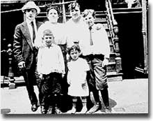 New York La famiglia Rogarshevsky di fronte al 97 di Orchard Street, nel 1915