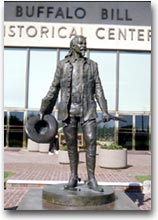 La statua di Buffalo Bill davanti al museo a lui dedicato