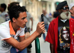 Un cubano fotografa con il cellulare (Foto: Adalberto Roque/afp)