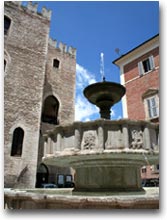 La fontana Sturinalto davanti al Palazzo del Podestà